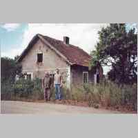 086-1066 Links im Bild Siegfried Schneider mit  Neffe vor seinem Elternhaus im Sommer 2008.jpg